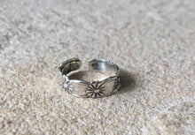 Load image into Gallery viewer, Flower Midi ring, Daisy toering, sterling silver midi ring, flower toe ring, boho midi ring, silver toe ring, adjustable midi and toe ring,